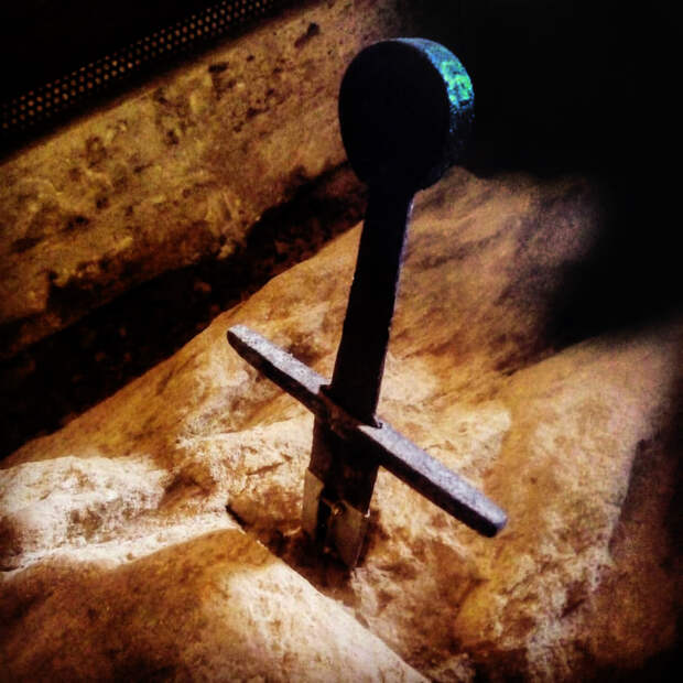 Исследования показали, что меч в камне находится с XII века, о чем свидетельствует хрупкость металла (Cappella di San Galgano, Кьюздино). | Фото: provincedesienne.com.