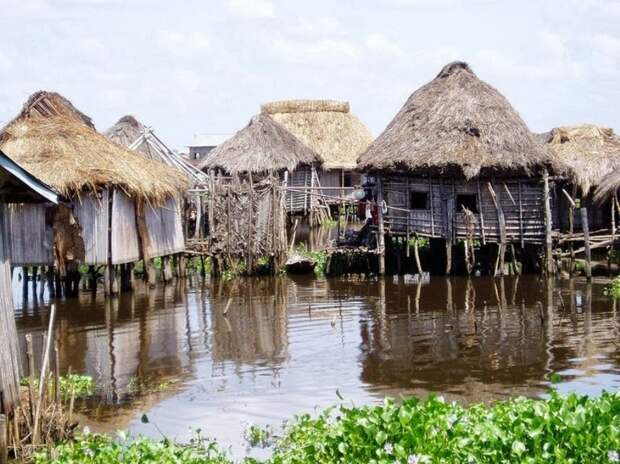 9. Свайные жилища над водой - еще одни национальные дома африканцев архитектура, африка, интересно, как живут люди, племена Африки, фото