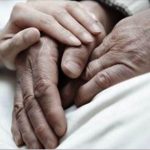 Не стоит бороться за жизнь умирающего и влезать в долги — страшный совет от врача