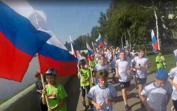 Забег с флагами России прошел в Иркутске