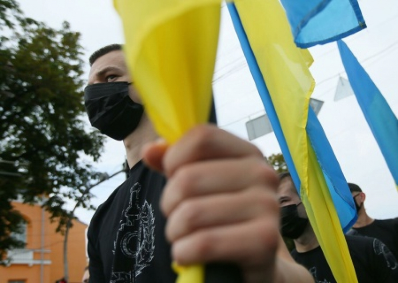 Националисты начали травлю продавщицы, которая назвала атошников убийцами