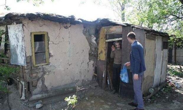 Двое мужчин построили дом для пожилого мужчины, после того как фотографии его ветхого жилья разлетелись по Интернету