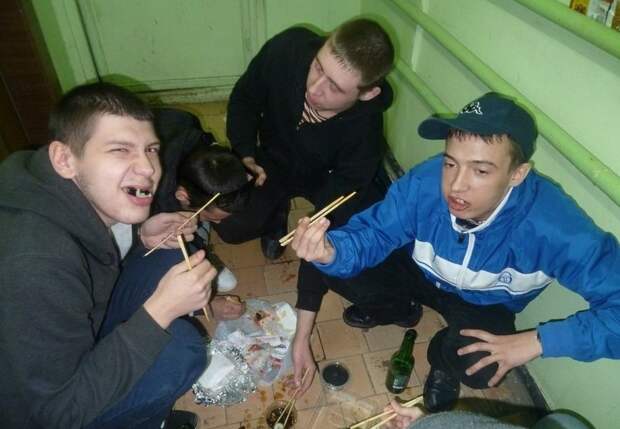 Питаются самцы этого вида в среде обитания, и основной рацион составляет пиво, чем дешевле - тем лучше. быдло, гопники, подъезды, фотографии
