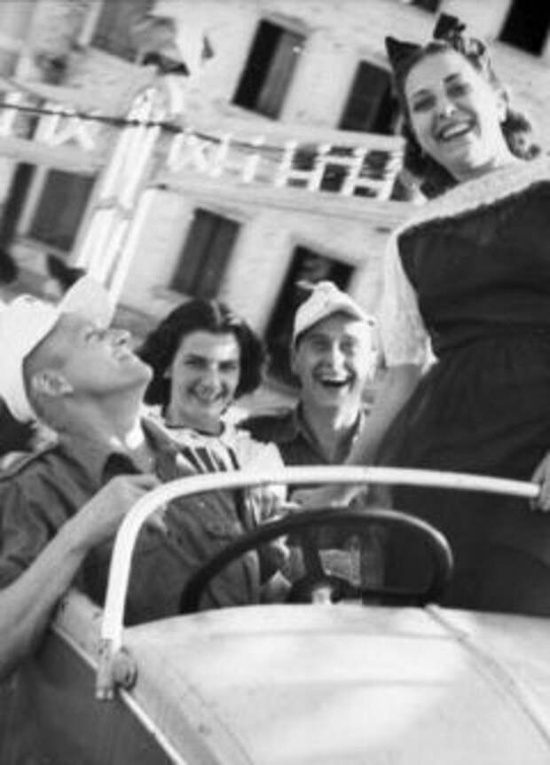 Немецкие солдаты в Италии на отдыхе с местными жительницами. 1944 год. Фото Bundesarchiv