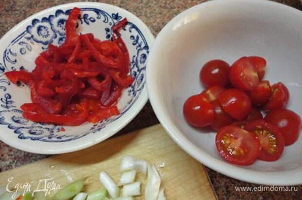 Перец нарезать тоненькими полосками, помидоры — пополам. Сыр натереть на крупной терке.