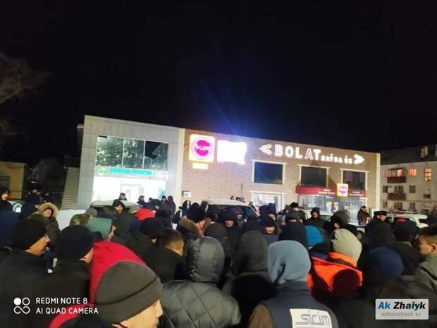 Жители Атырау вышли на площадь в поддержку жанаозенцев