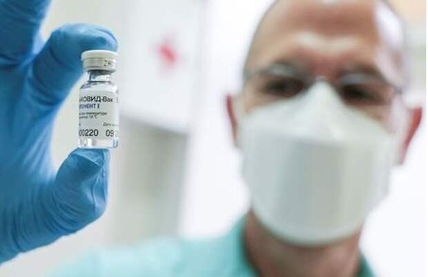 A medical worker holds a vial of the Russian Sputnik V coronavirus vaccine in Belgrade, Serbia, January 6, 2021. REUTERS/Fedja Grulovic