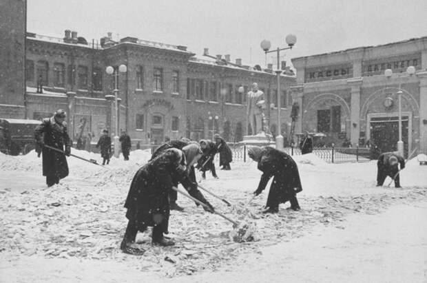 Расчистка снега на привокзальной территории.