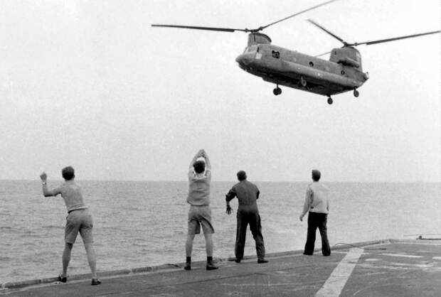 На борту USS Kirk члены экипажа сигнализируют, что Боинг CH-47 «Чинук» парит над палубой и может высаживать пассажиров. 29 апреля 1975