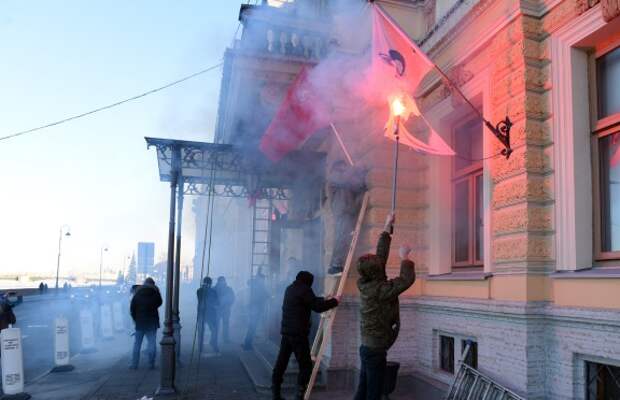 Нацболы атаковали офис «Газпрома» в Петербурге
