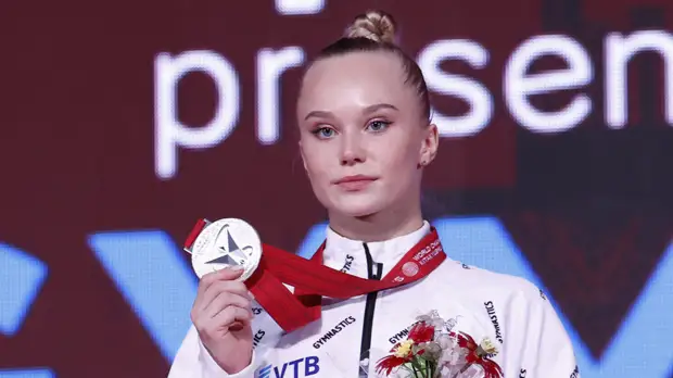 «Это было ужасно»: судьи лишили Мельникову золота ЧМ в вольных упражнениях после протеста японки Мураками