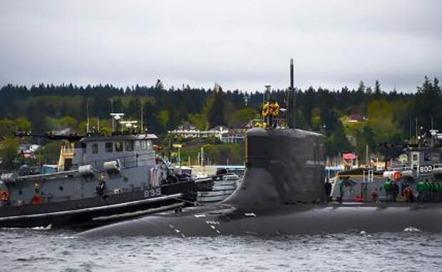 На фото: быстроходная подводная лодка типа Seawolf USS Connecticut (SSN 22) - вторая из трех подводных лодок класса Seawolf ВМФ, спроектированная так, чтобы быть быстрее и тише, чем ее аналог класса Лос-Анджелес.