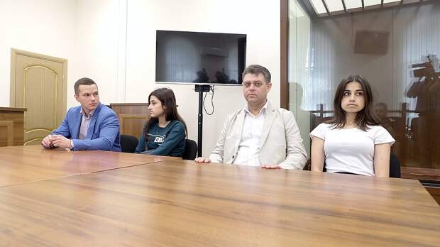 Адвокат Алексей Паршин с девочками в суде. Он защитник Ангелины, самой старшей из сестер. 