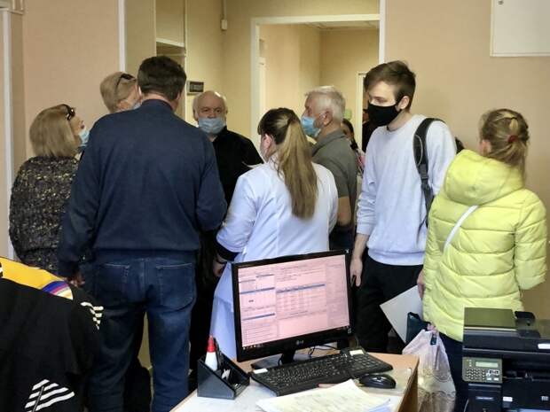 Какими нетрадиционными методами пользуются россияне, чтобы пройти к врачу без очереди