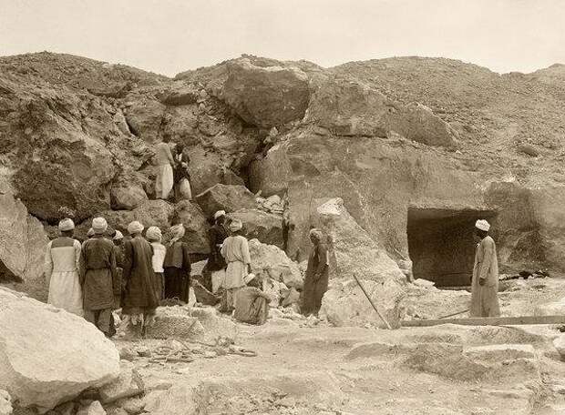 В 1915 году американские археологи, занимавшиеся раскопками некрополя Дейр-эль-Берши в Египте, обнаружили древнюю гробницу с частично разрушенным входом в мире, люди, мумия, найка, находка, фбр