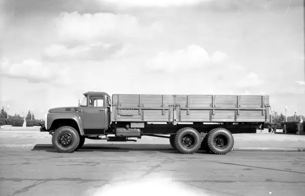 Самый большой советский грузовой «карбюраторник». История создания и 9 конструктивных особенностей зил-133