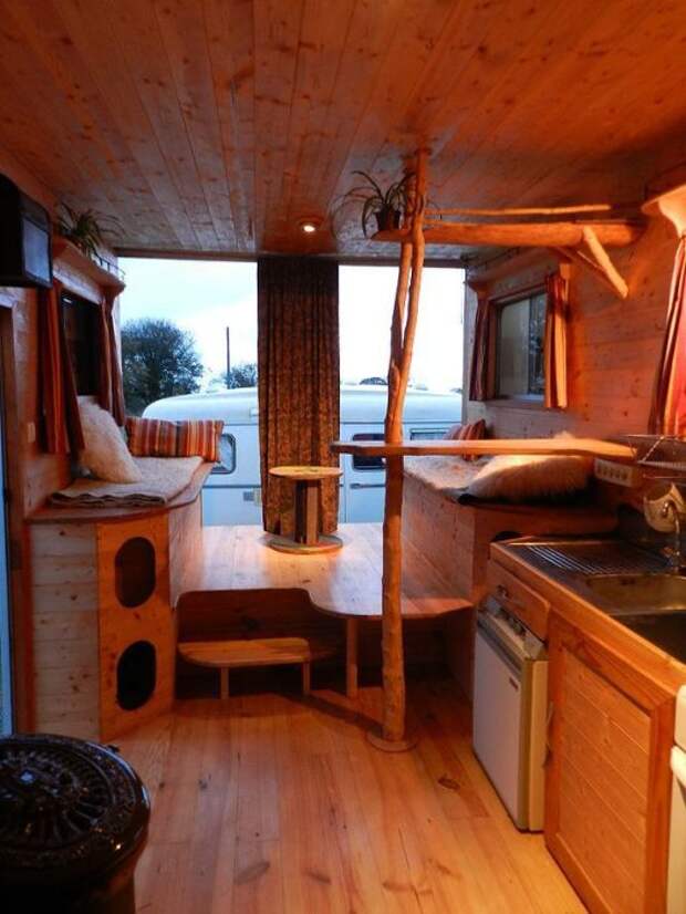 Комфортабельный дом на колесах из старенького автобуса, который внутри полностью обшит недорогой древесиной.