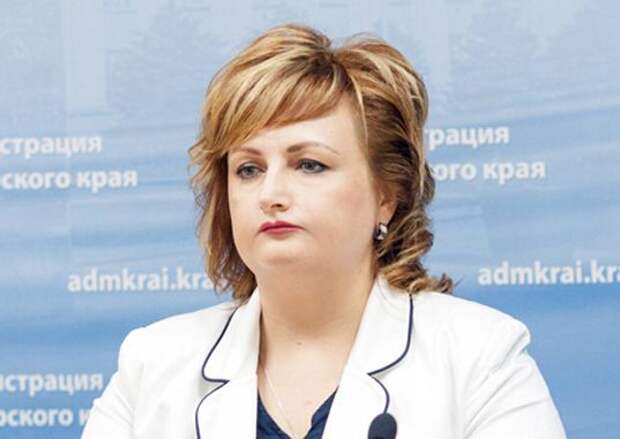 Чиновница отчитала врачей за то, что не могут сами себе сшить бахилы