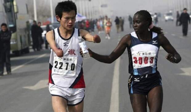 Жаклин Киплимо помогает бегуну закончить марафон в Тайване.