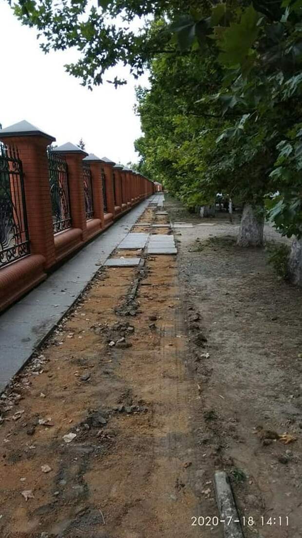 В Саках на центральной улице средь бела дня украли плитку