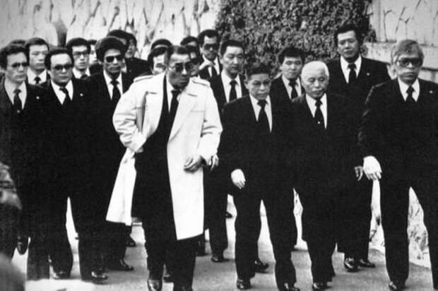 13. Члены объединения, возникшего после Второй мировой войны мафия японии, сокайя, якудза