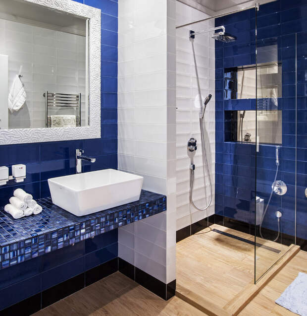 ванная с синей плиткой