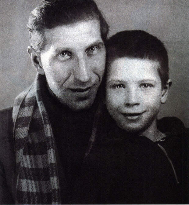 1077 Сергей Филиппов с сыном Юрой.jpg