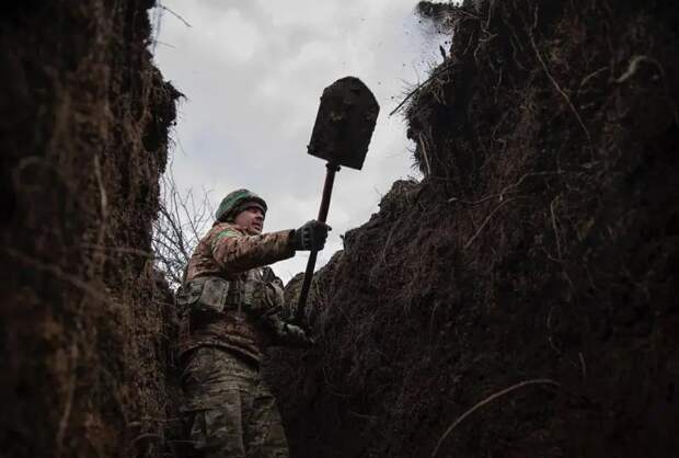 «Согни, но не сломай»: Новая стратегия Киева - тянуть время в обороне