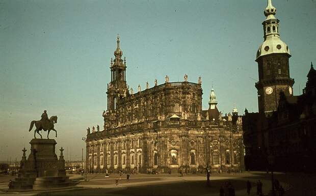 1943_Dresden_Hofkirche1