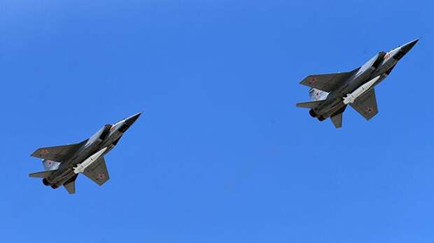 Многоцелевые истребители МиГ-31 с гиперзвуковыми ракетами Кинжал на военном параде, посвященном 73-й годовщине Победы в Великой Отечественной войне 1941-1945 годов