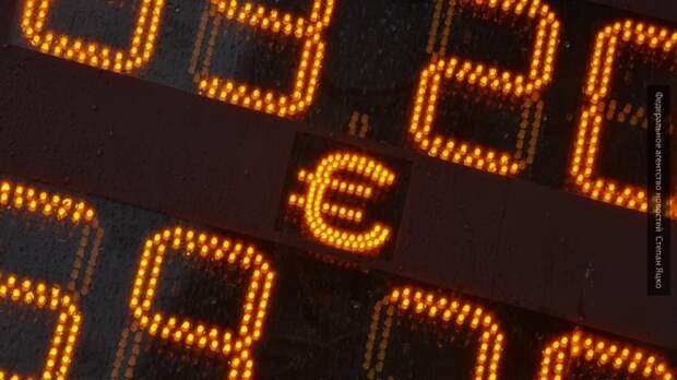 Эксперт оценил вероятность роста доллара до 85 рублей 
