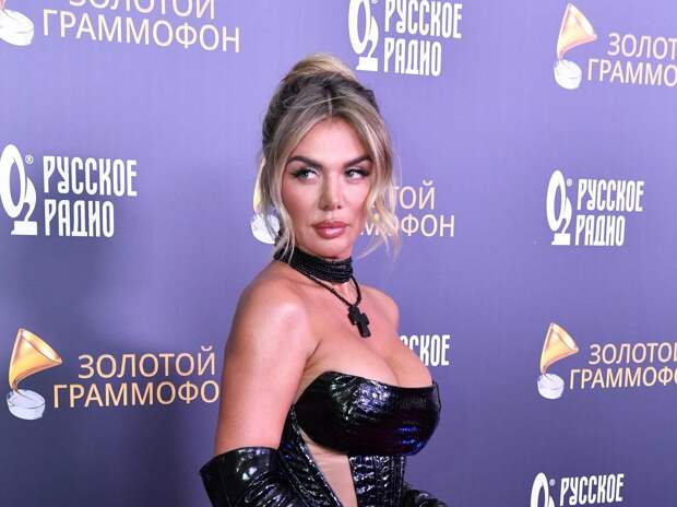 Анну Седокову заваливает цветами настырный ухажер