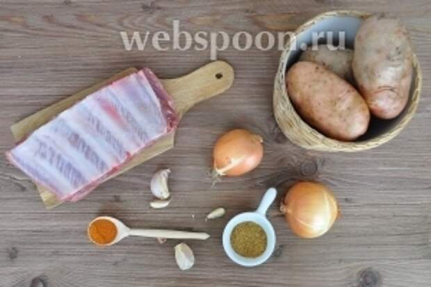 Потребуются рёбра свиные, картофель, аджика сухая, чили молотый, лук чеснок, соль.