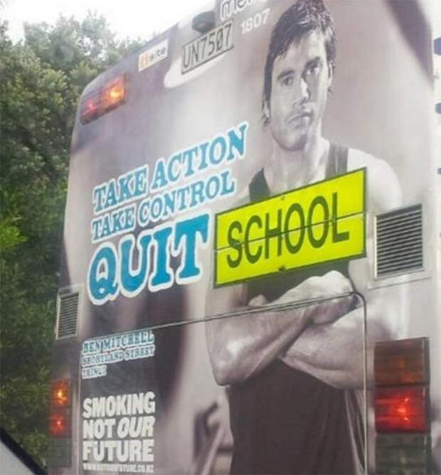 Школьный автобус в обязательном порядке должен иметь соответсвующий знак, табличку желтого цвета, в данном случае с надписью ШКОЛА, рекламщики этого не учли реклама, фейлы