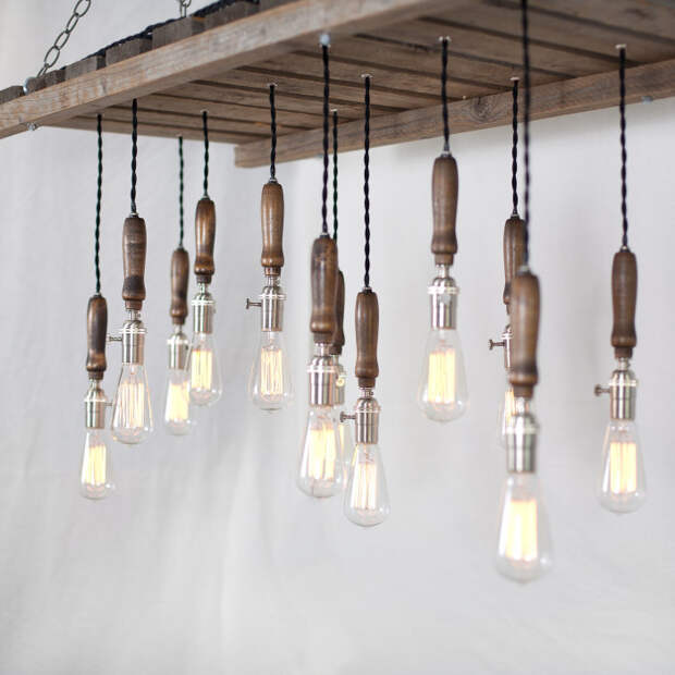 Лампа, которую можно смастерить из обычных деревянных реек и которая станет настоящей находкой для профессионального дизайнера.