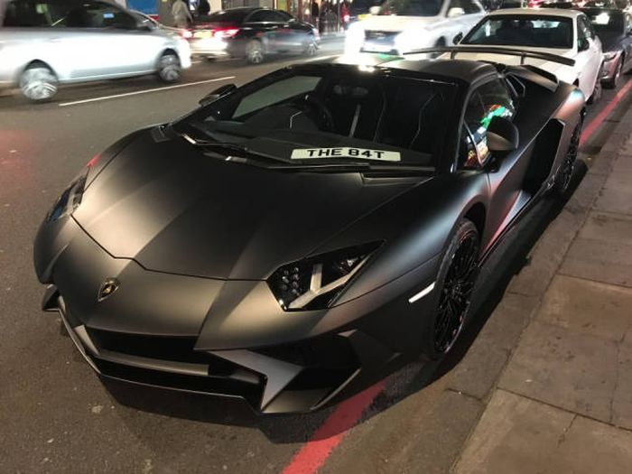 Суперкар Lamborghini Aventador SV бросили на улице после ДТП (14 фото) Суперкар Lamborghini Aventador SV бросили на улице после ДТП (14 фото)