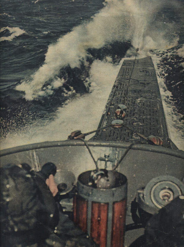 Немецкая подводная лодка движется в надводном положении. Увидеть, интересные, фото