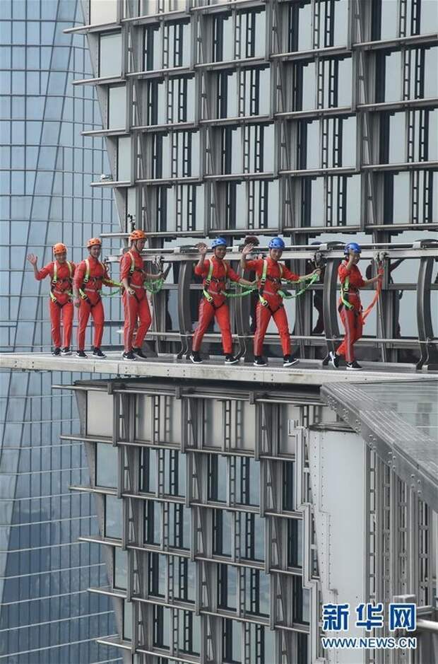 Шанхайский небоскрёб открыл для посетителей обзорную площадку без заграждений и поручней высота, небоскреб, страх, страховка
