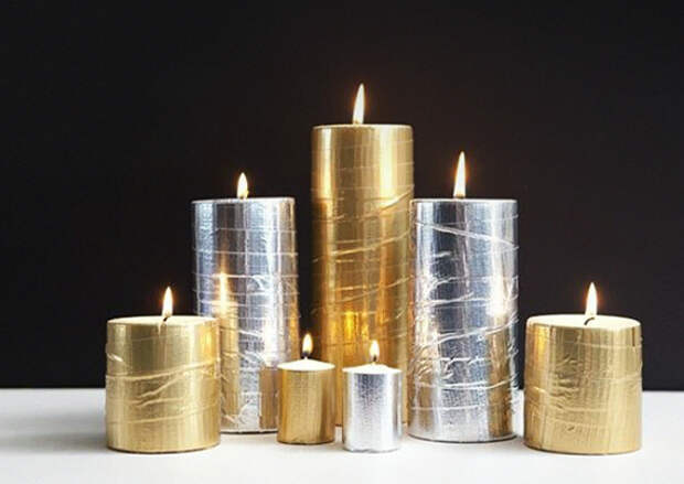 Обыкновенные свечи можно украсить, обклеив их скотчем цвета металлик.