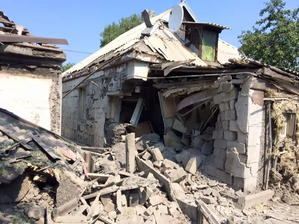 Разрушенный донецк. Разрушенный дом. Разрушенные дома Донбасса. Разрушенные дома в Украине.