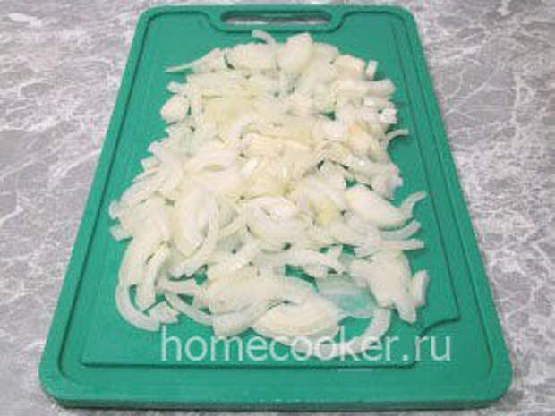 Куриное филе с грибами Luk polukoltsami 1 300x225 Куриное филе с грибами