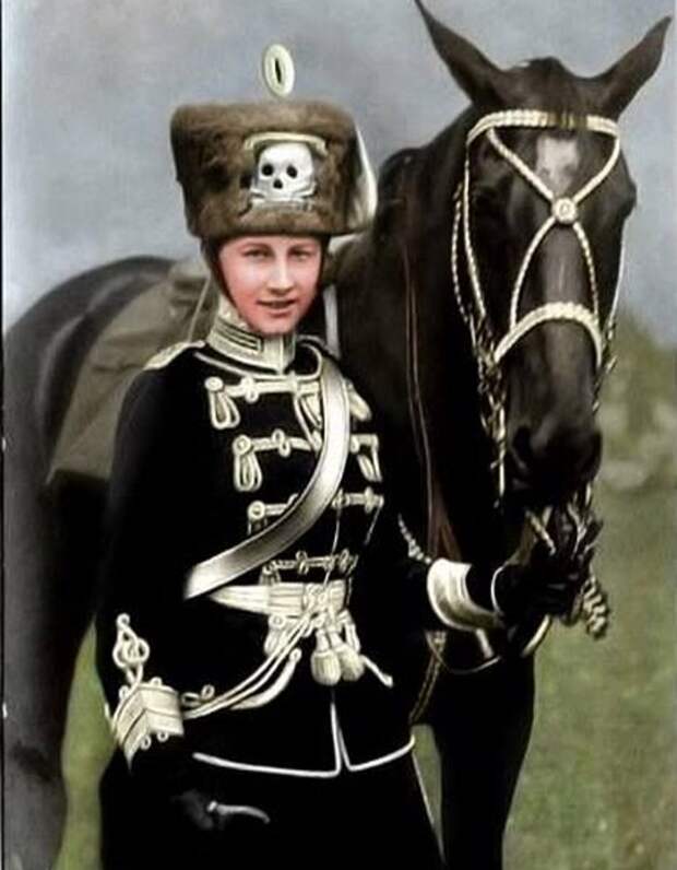 Принцесса Виктория-Луиза в мундире 2-го лейб-гусарского полка. 1909 год.