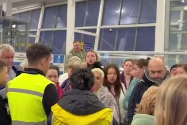 Россияне на 18 часов застряли в заграничном аэропорту и попали на видео