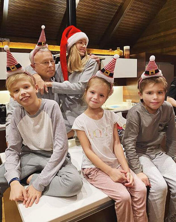 Елена Перминова и Александр Лебедев с детьми