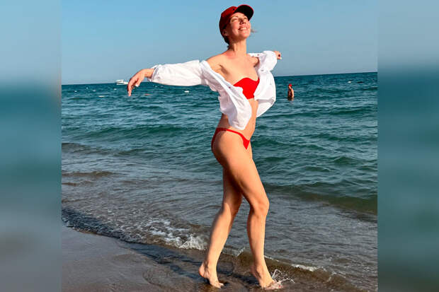 Актриса Галина Боб показала фигуру в красном купальнике
