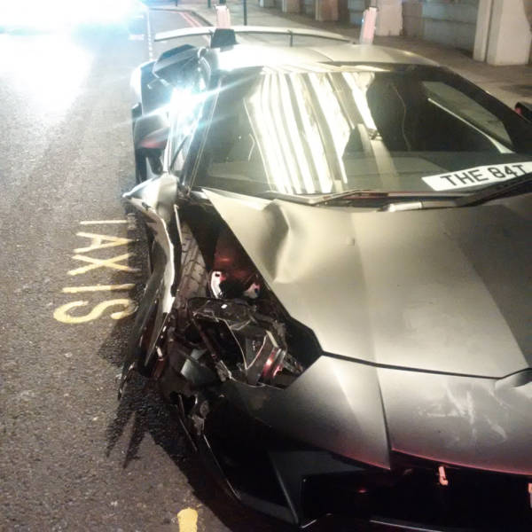 Суперкар Lamborghini Aventador SV бросили на улице после ДТП (14 фото) Суперкар Lamborghini Aventador SV бросили на улице после ДТП (14 фото)