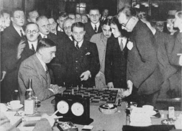Эйве (слева) и Саломон Флор (в центре) анализируют партию. Матч Алехин — Эйве, 1935 год. Фото: © wikipedia.org