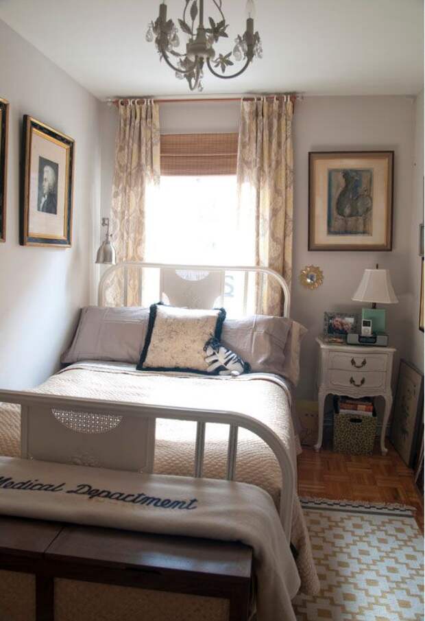 Кровать изголовьем к окну и возле стены - единственный возможный способ сделать комнату комфортнее