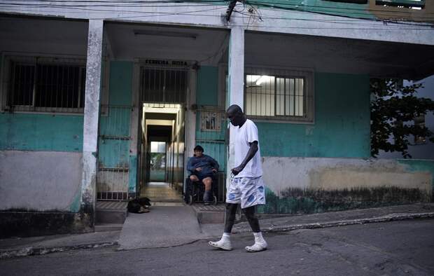 Жизнь в лепрозории: собаки, крысы и проститутки бродят по коридорам заброшенной больницы в Бразилии