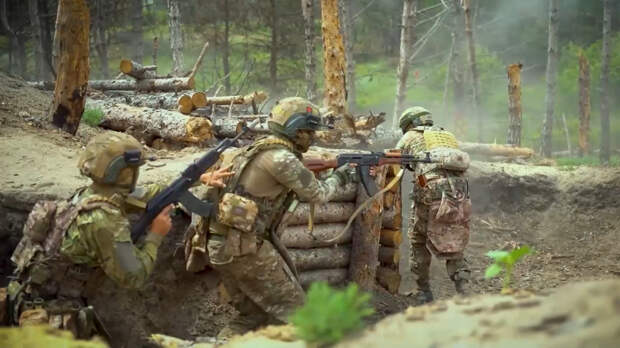 Штурмовики-контрактники «отрепетировали» захват укрепленных позиций неприятеля. Лучшее видео из зоны СВО